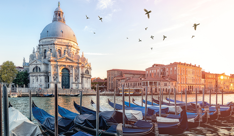 Mengayuh Gondola di Venesia
