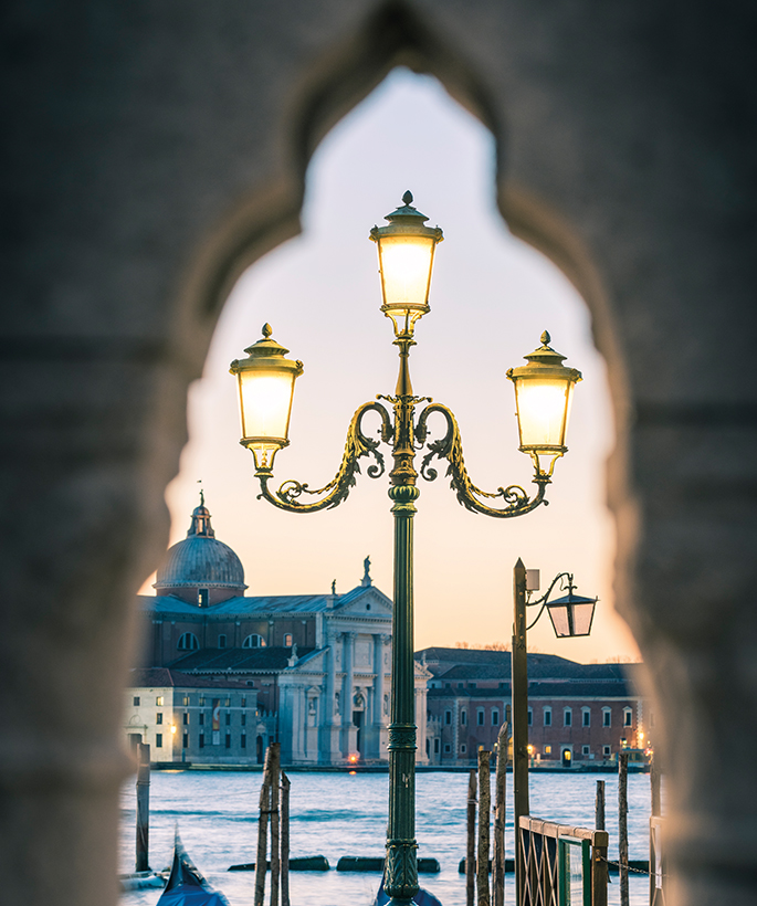 mendayung gondola di venesia