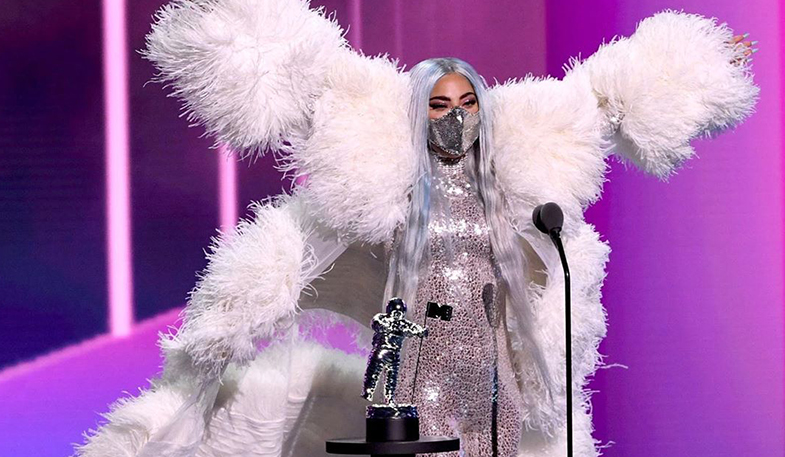 Lady Gaga Kenakan 6 Masker Wajah Bergaya Unik di VMA