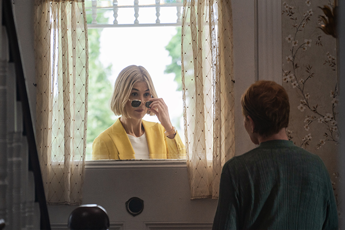 i care a lot netflix review film elle