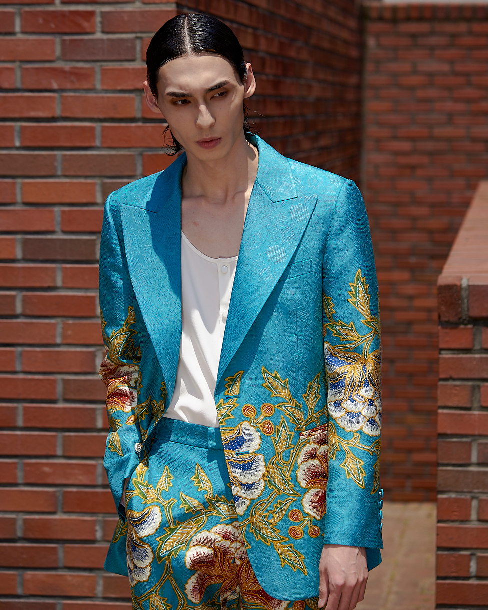 Kemashyuran Batik Iwan Tirta Dalam Perspektif Desain Kim Seo Ryong