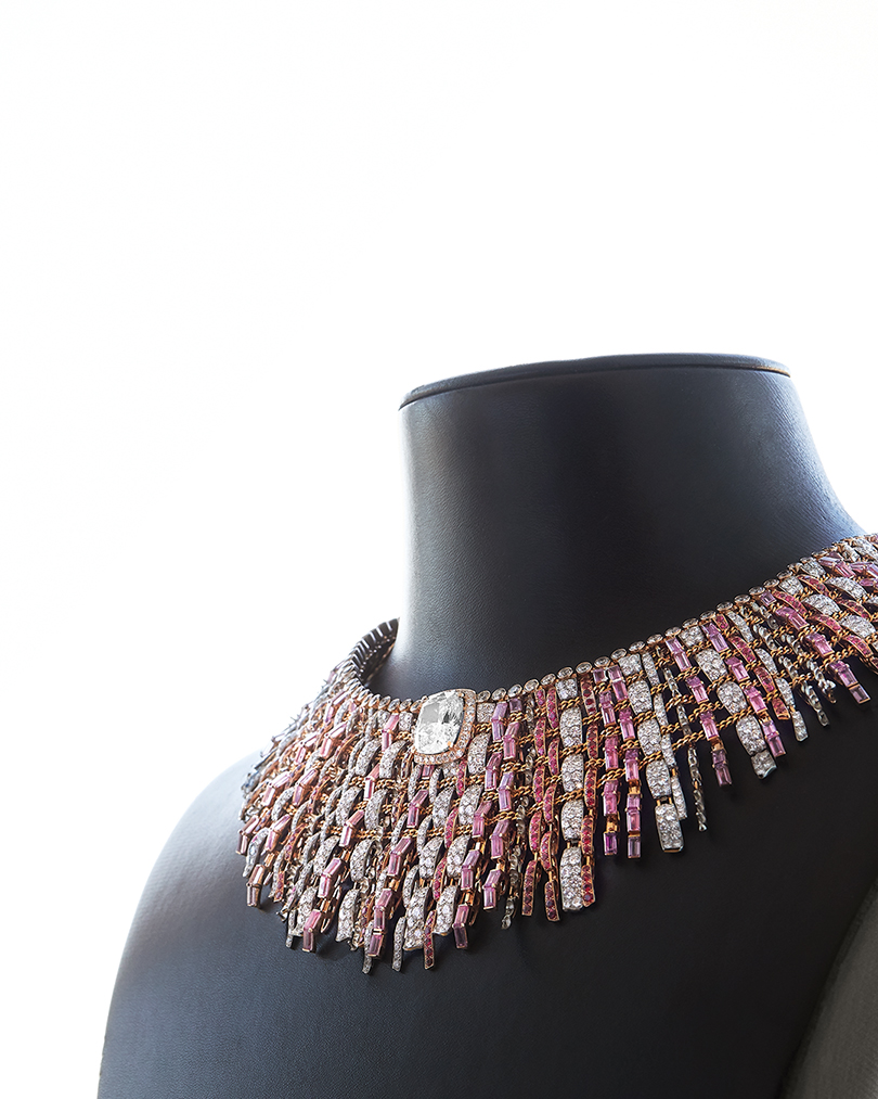 Materi Tweed Khas Chanel Ilhami Kreasi Kalung Nan Magis Koleksi High Jewelry Label Tersebut