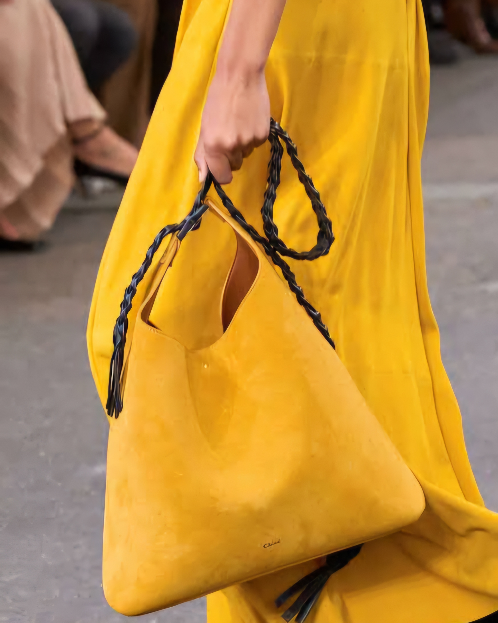 Inovasi Desain Tas Bahan Suede Dari Koleksi Musim Gugur 2024