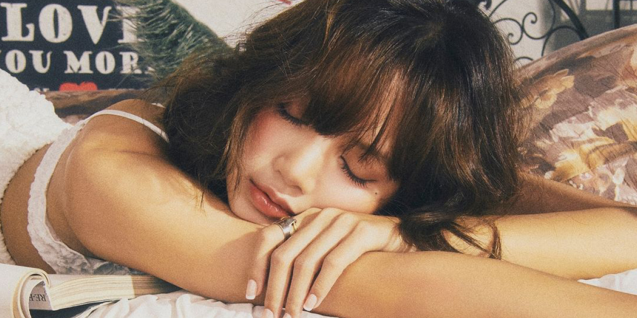 Estetika Gaya Coquette ala Lisa di Video Musik 'Moonlit Floor'