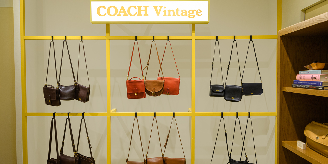 Deretan tas kulit koleksi arsip Coach Vintage.