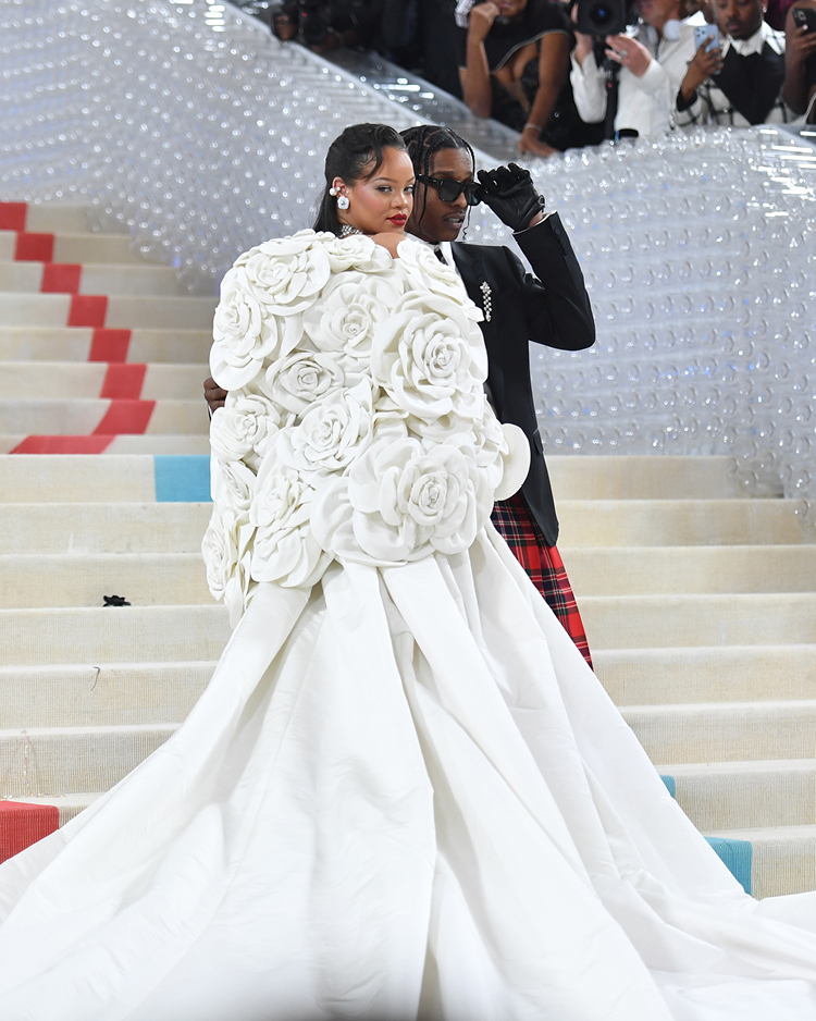 Rihanna mengenakan Maison Valentino (photo DOC. Maison Valentino/Time International)