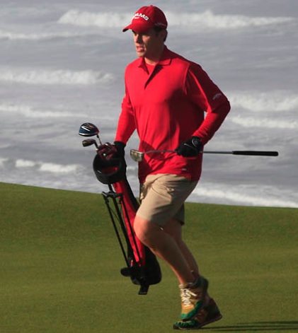 Jaacob Bowden runs on to the 7th green at Bandon Dunes during the 2012 Speed Golf World Championships