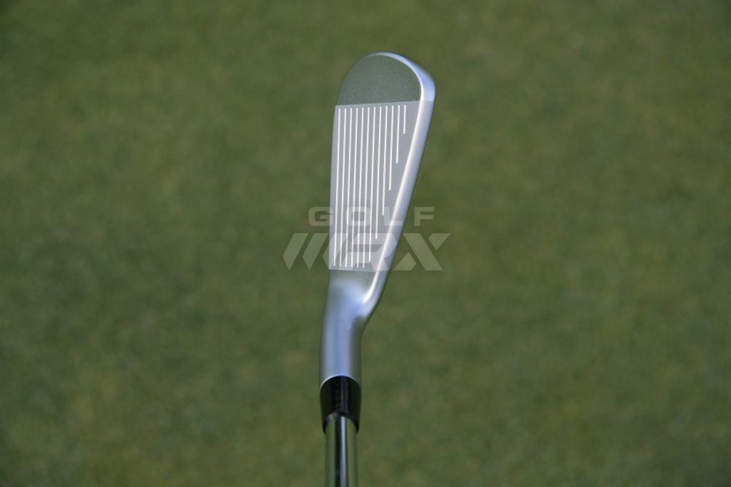 A Mizuno JPX-900 Tour 6 iron at address.