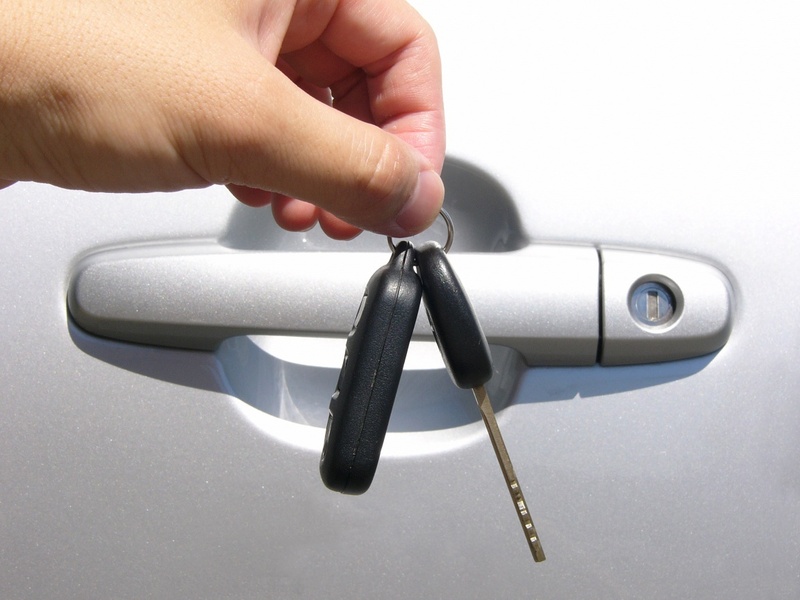 hand and car key