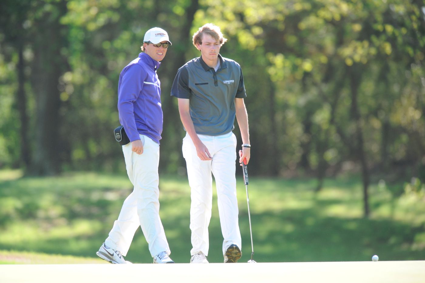Ben Pellicanni of Limpscomb University helping to read a putt