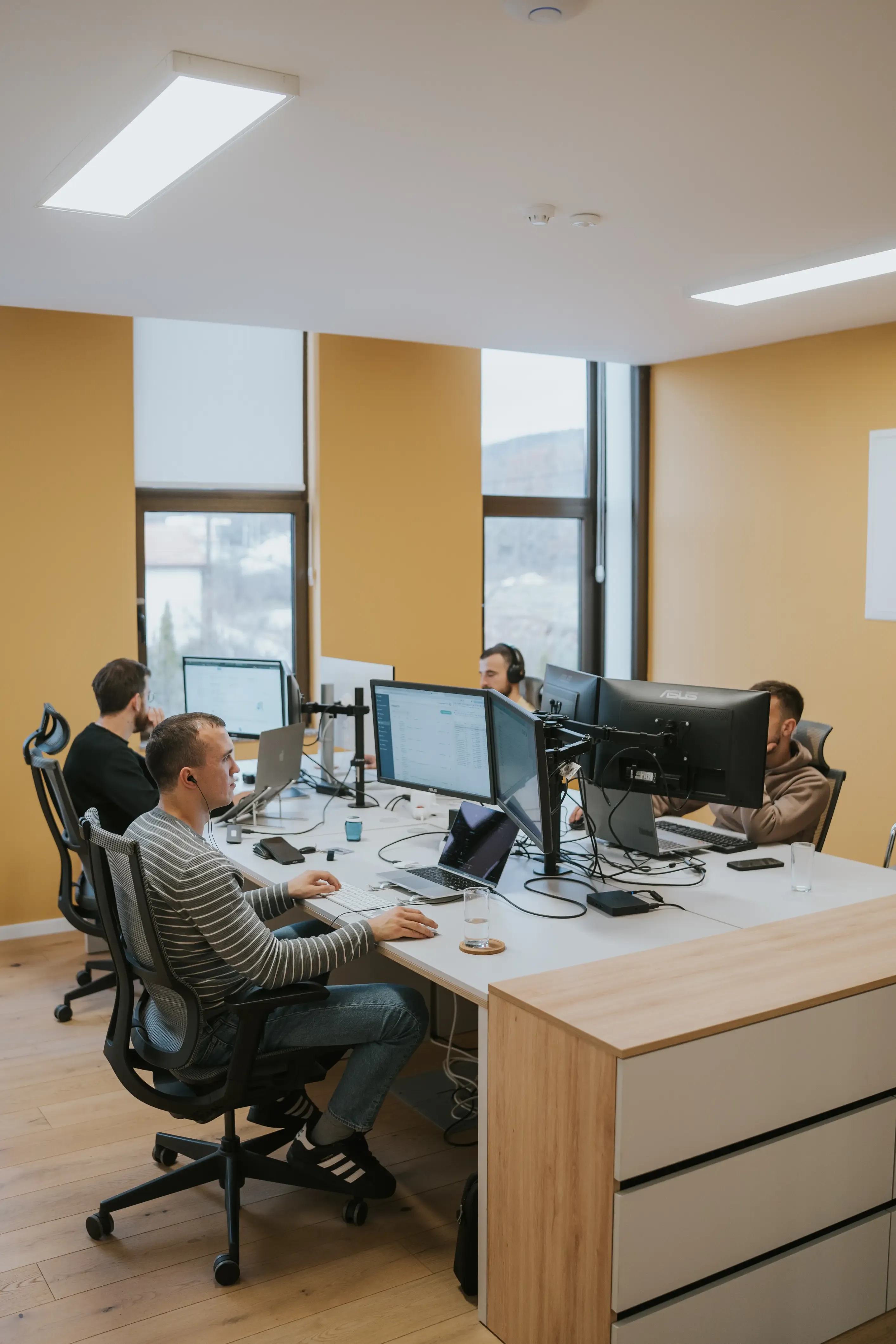 Entwickler arbeiten im Büro