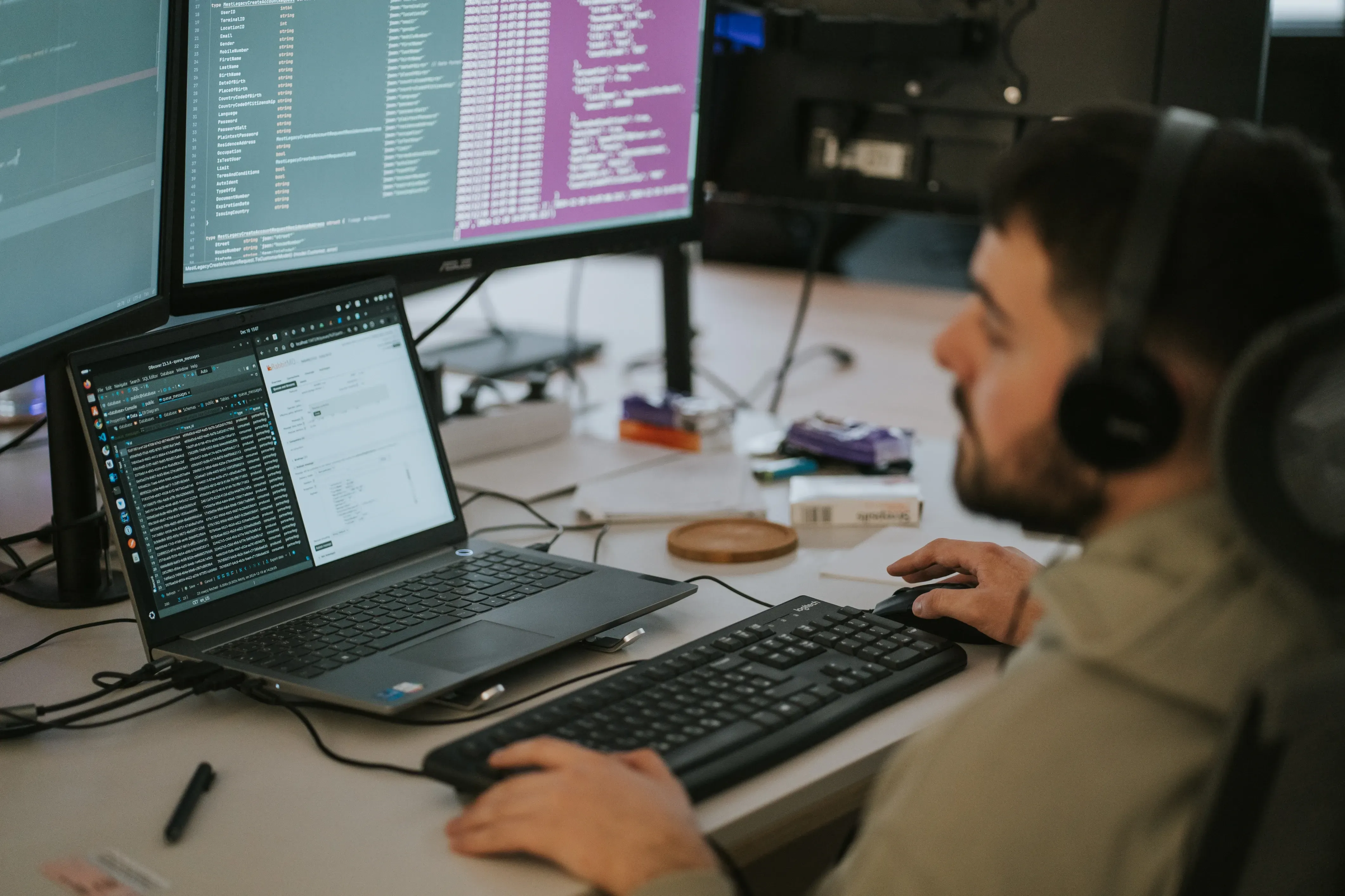 Backend-Entwickler, der an dem Projekt arbeitet