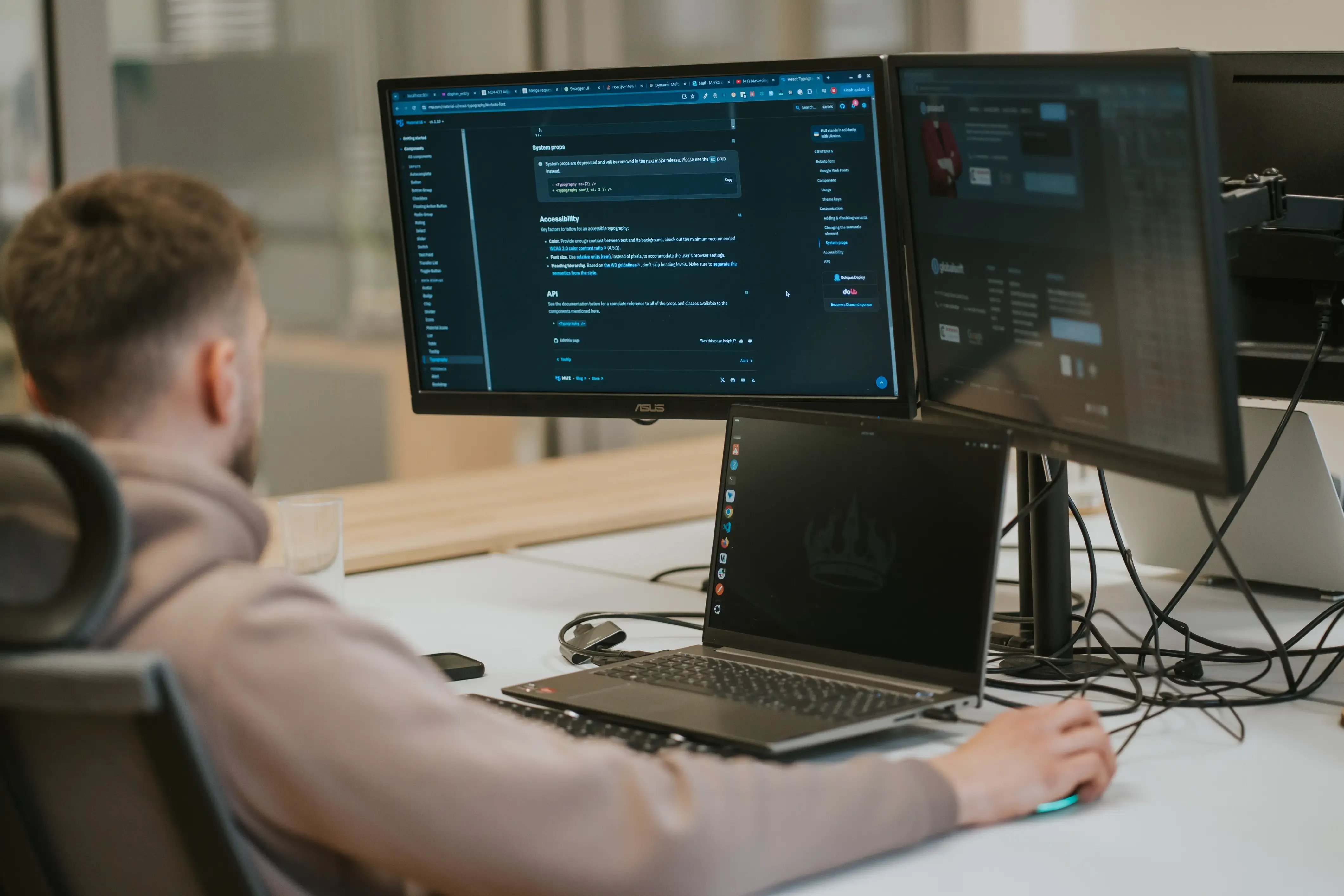 Entwickler arbeiten an seinem Arbeitsplatz am Code