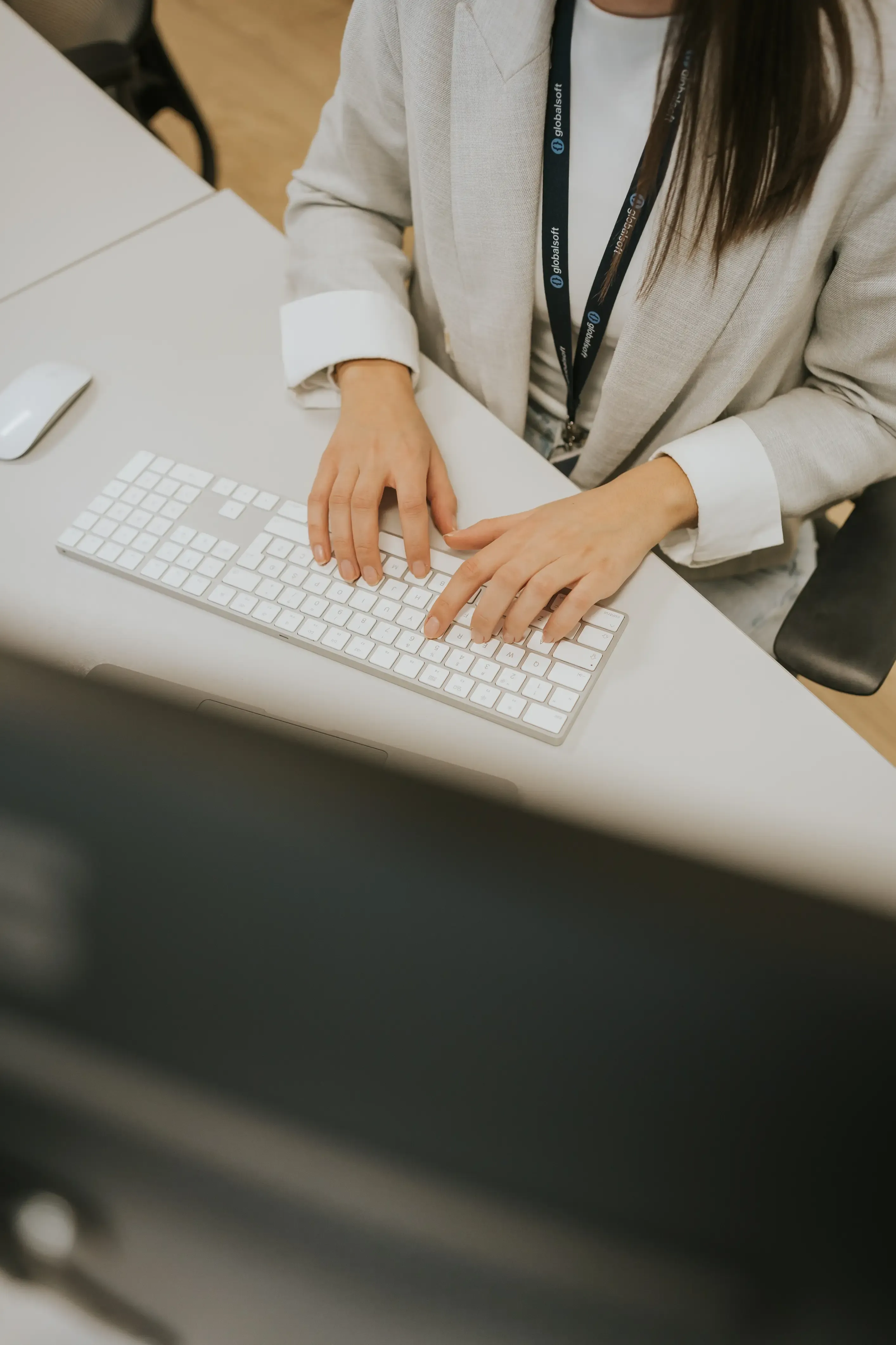 Mitarbeiterin arbeitet an ihrem Laptop