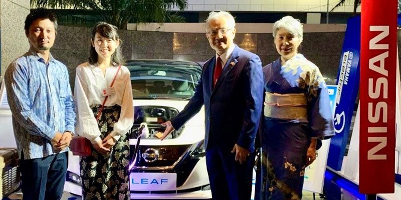 Nissan memamerkan kendaraan listrik di acara spesial Kedutaan Besar Jepang di Indonesia