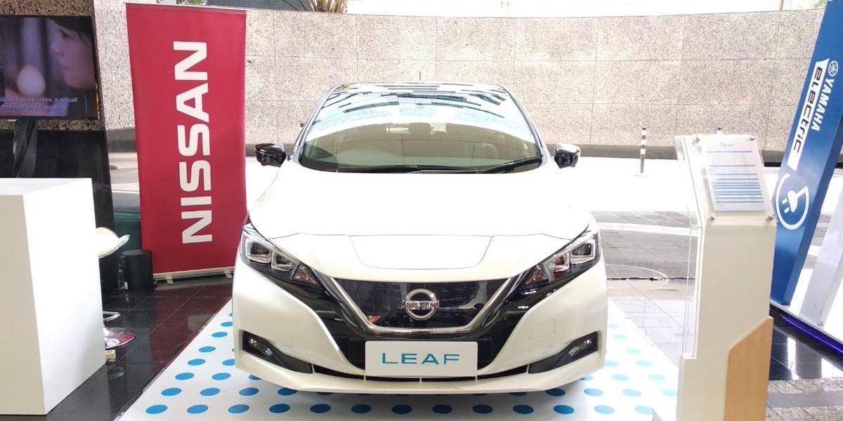 Nissan memamerkan kendaraan listrik di acara spesial Kedutaan Besar Jepang di Indonesia