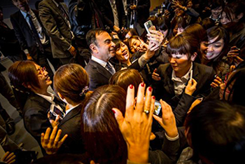 Carlos Ghosn mixes with staff of car dealers.