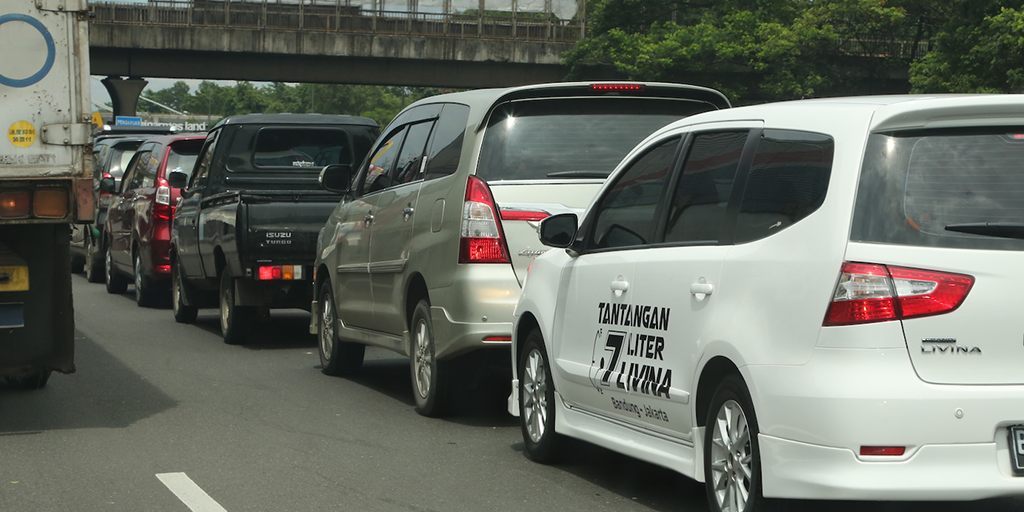 KONDISI TANTANGAN JALANAN MACET BANDUNG - JAKARTA TANTANGAN 7 LITER GRAND LIVINA