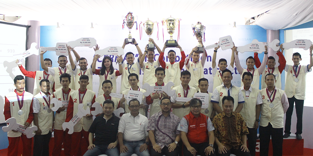 Foto bersama setelah penerimaan piala