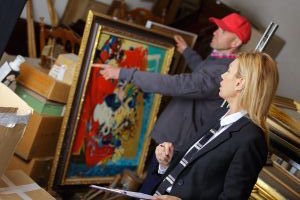 Féru d’art, de culture et du patrimoine, le commissaire-priseur assure la vente aux enchères des biens des particuliers.