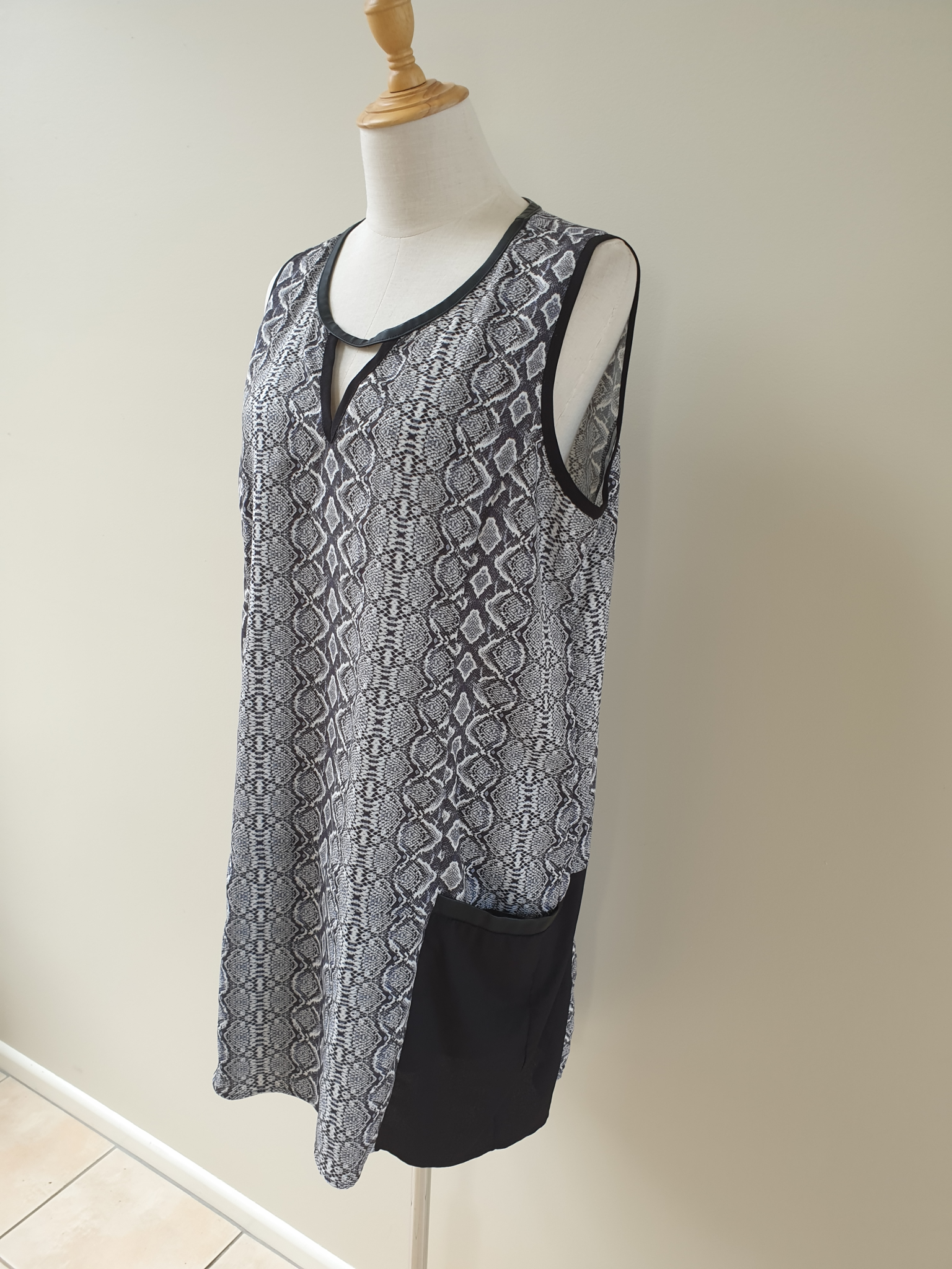 Max Black & White Sleeveless Tunic Dress Size 14, image 3