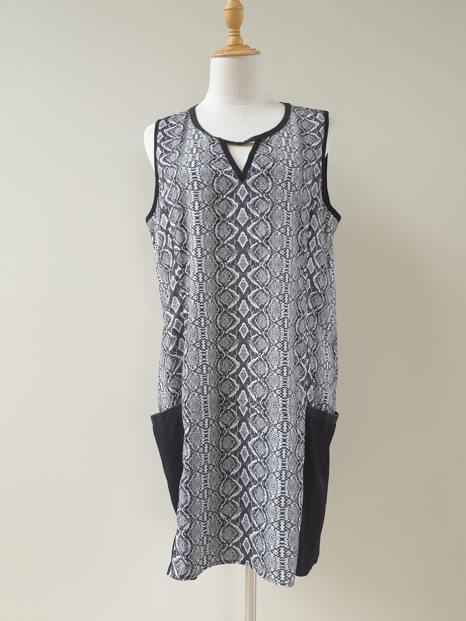 Max Black & White Sleeveless Tunic Dress Size 14, image 2