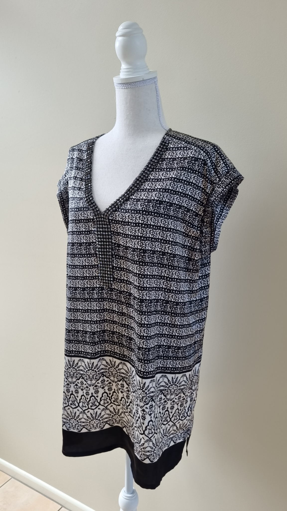 Jacqui E Tunic Top size 14, image 3