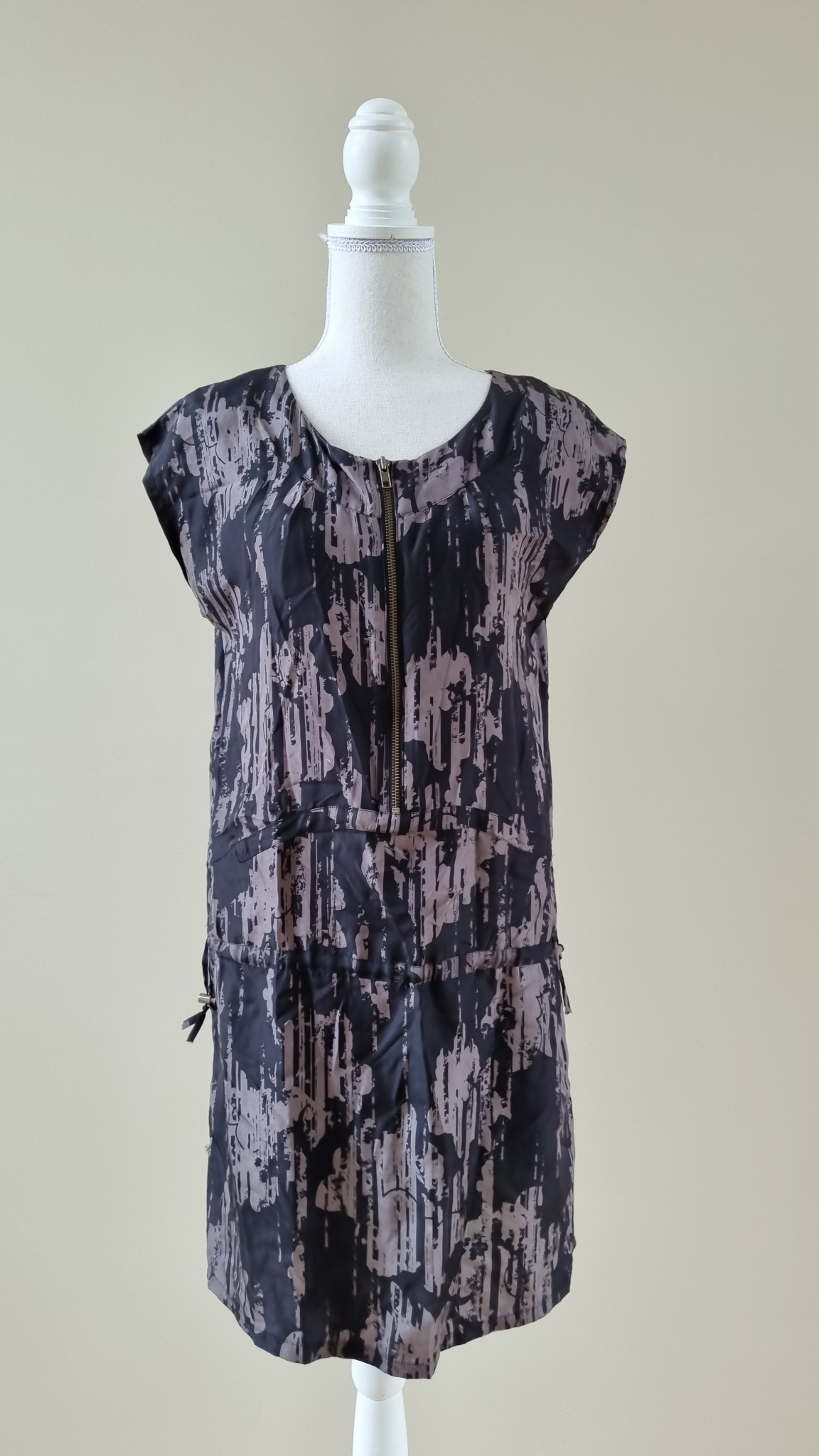 Ricochet size 10 Silk Dress