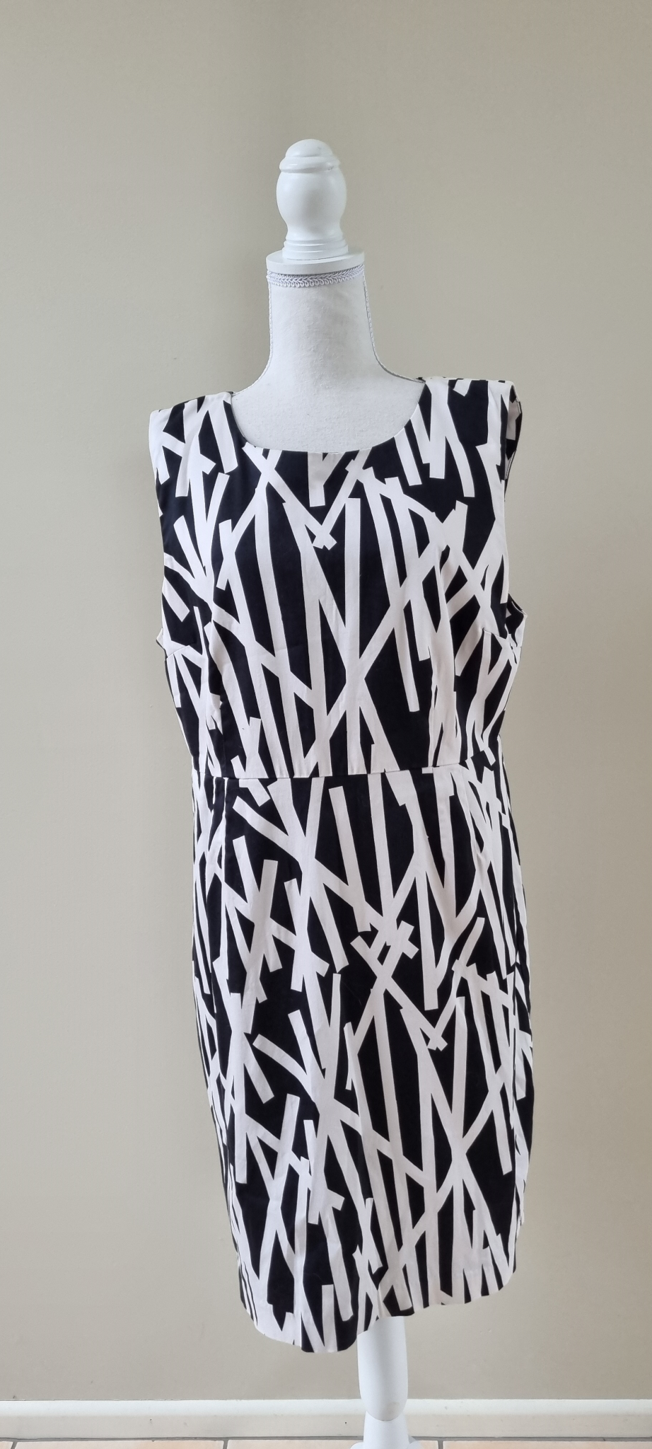 Jacqui E Dress Size 16