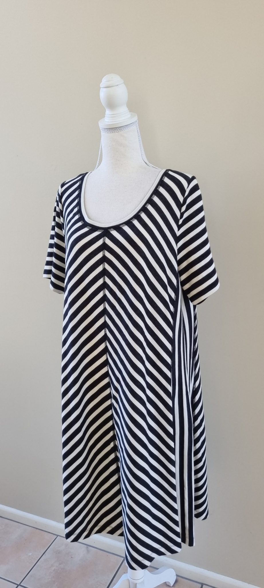 Sara Dress size 16, image 2