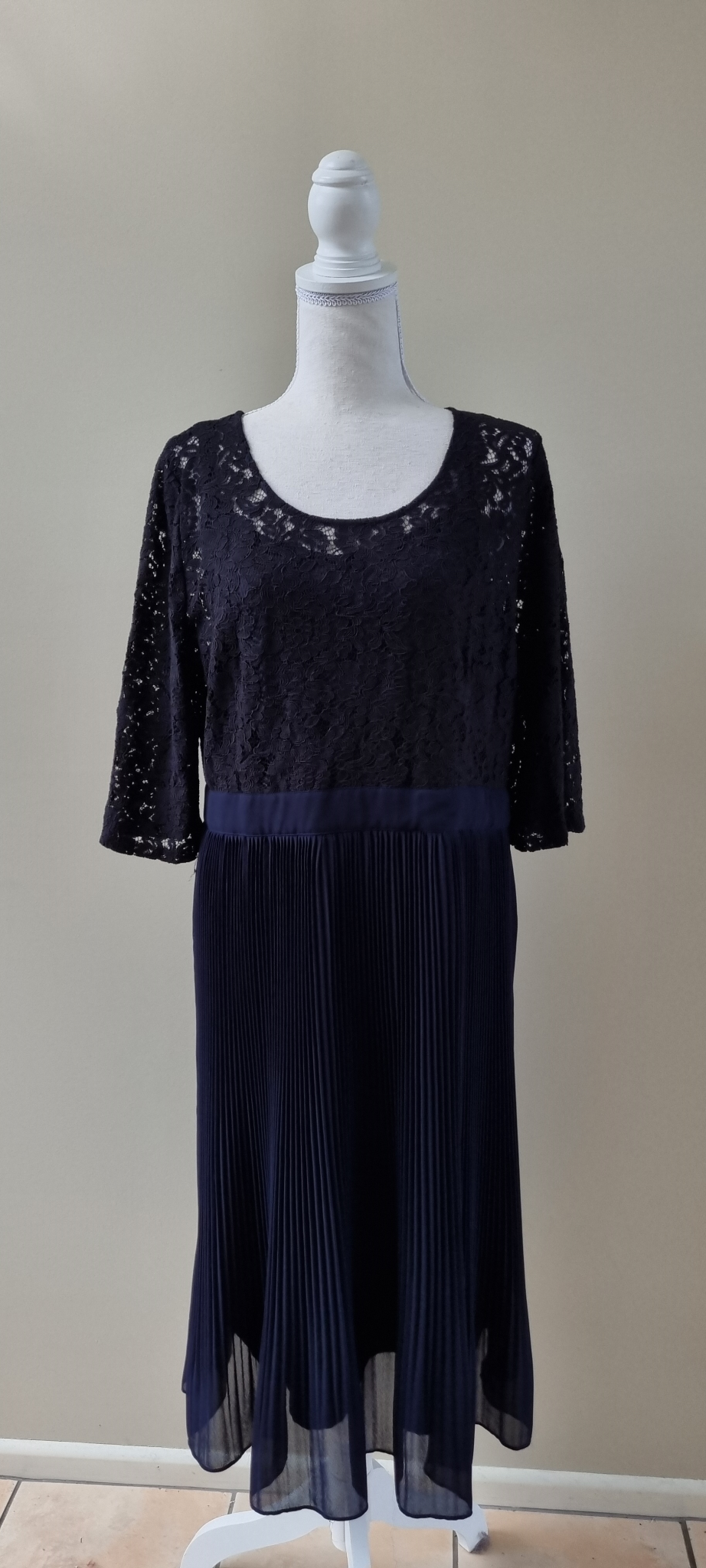 Sara Dress size 16