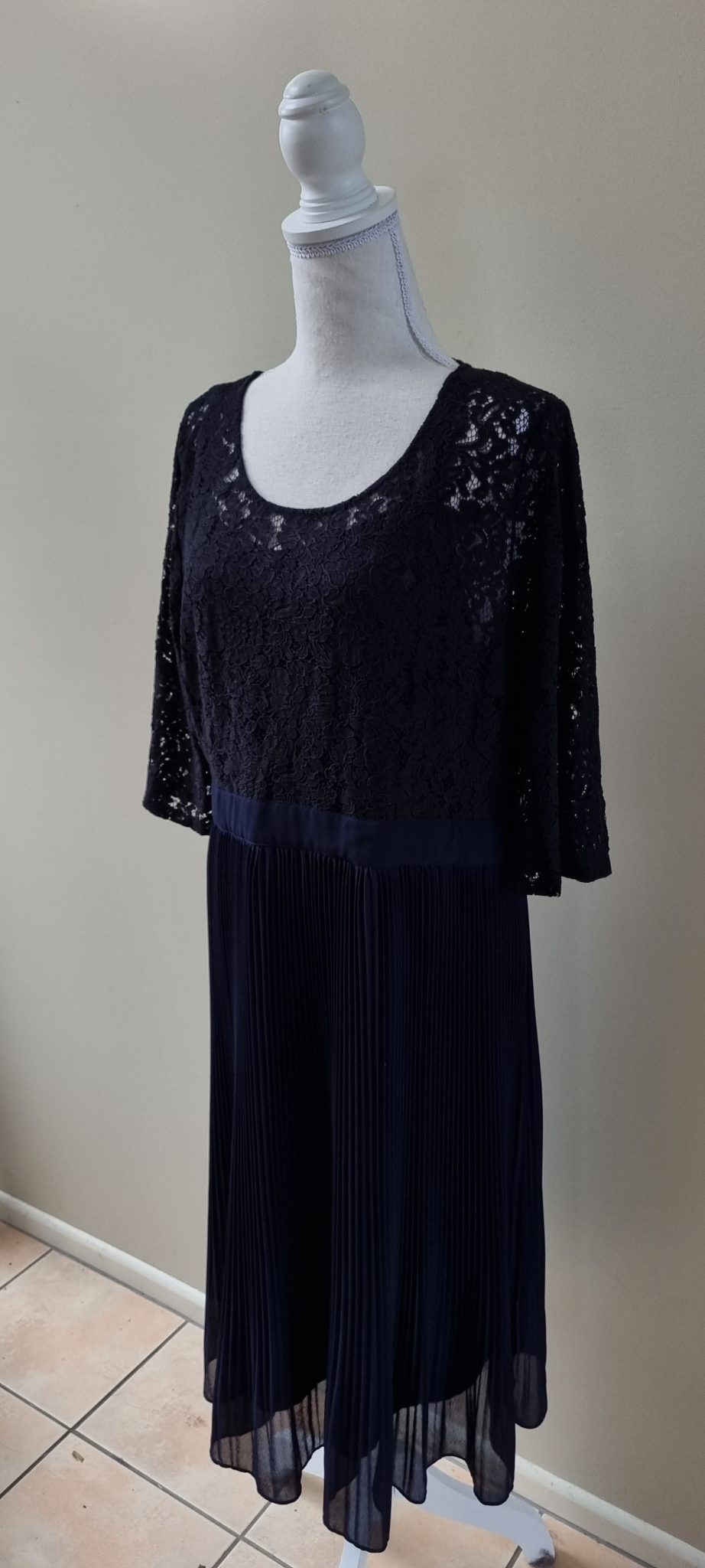 Sara Dress size 16, image 2
