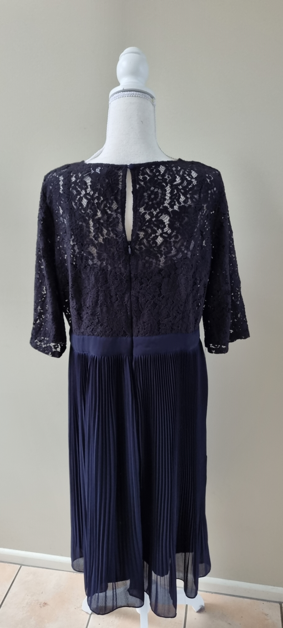 Sara Dress size 16, image 3