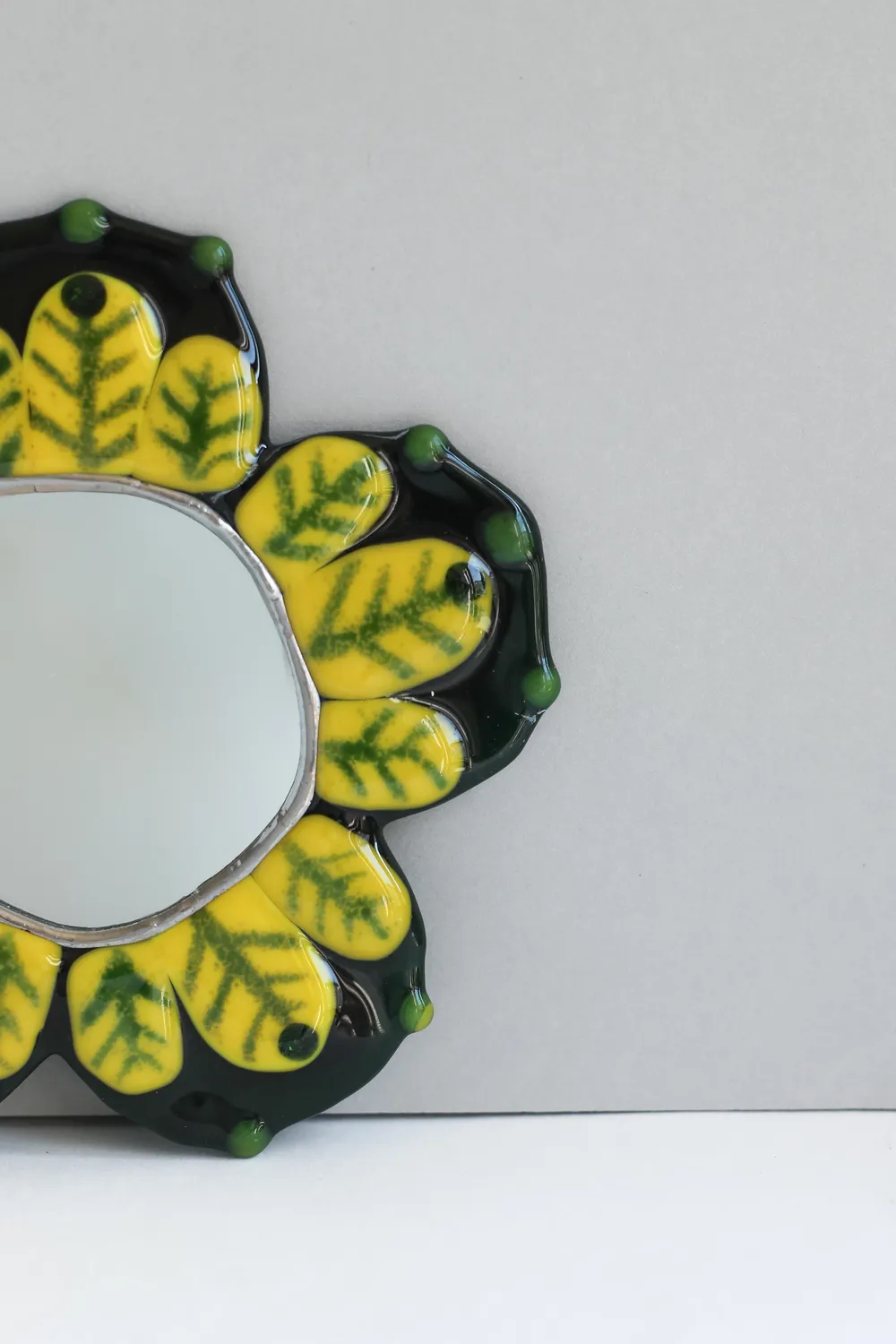 MIRROR – GREEN CHRYSANTHEMUM Modern Other Roksolana Khudoba - Subjektiv.art 2