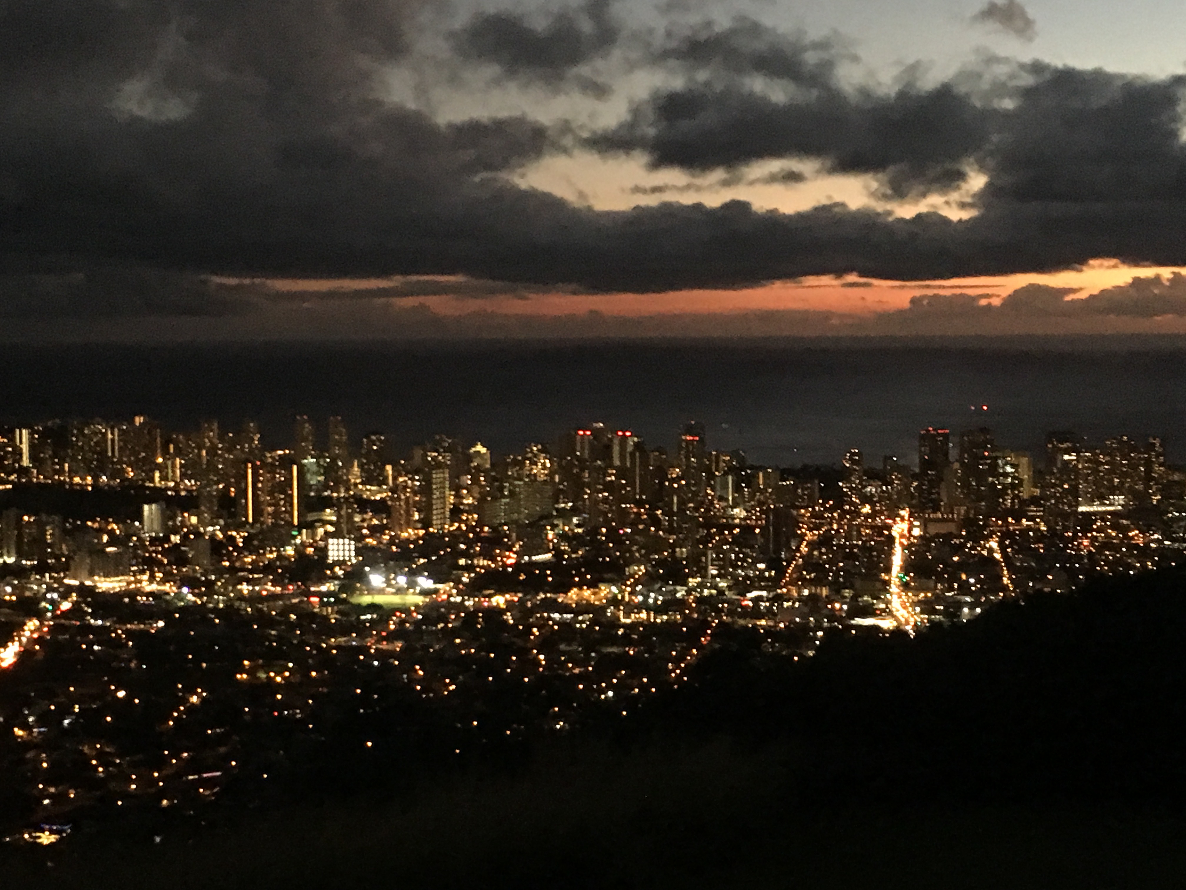ハワイ オアフ島 タンタラスの丘夜景ツアー 予約（お食事なし／夜景のみ）＜日本語ドライバー／往復送迎＞