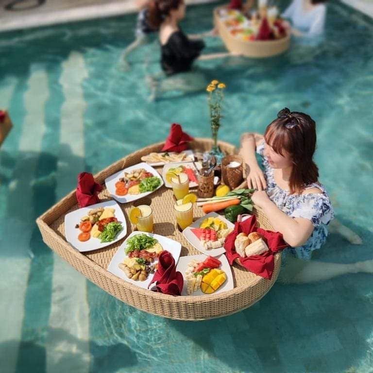 バリ島 フローティングブレックファースト／ブランチで忘れられない一