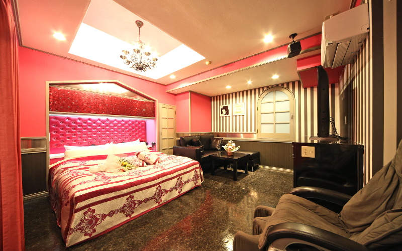 女子会ムードを盛り上げるピンク柄のオシャレ空間☆