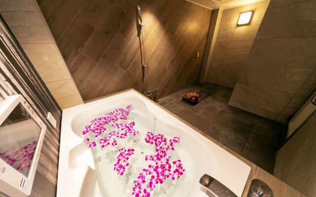 ”浴室には液晶TV&水中照明付きのブロアバスを導入