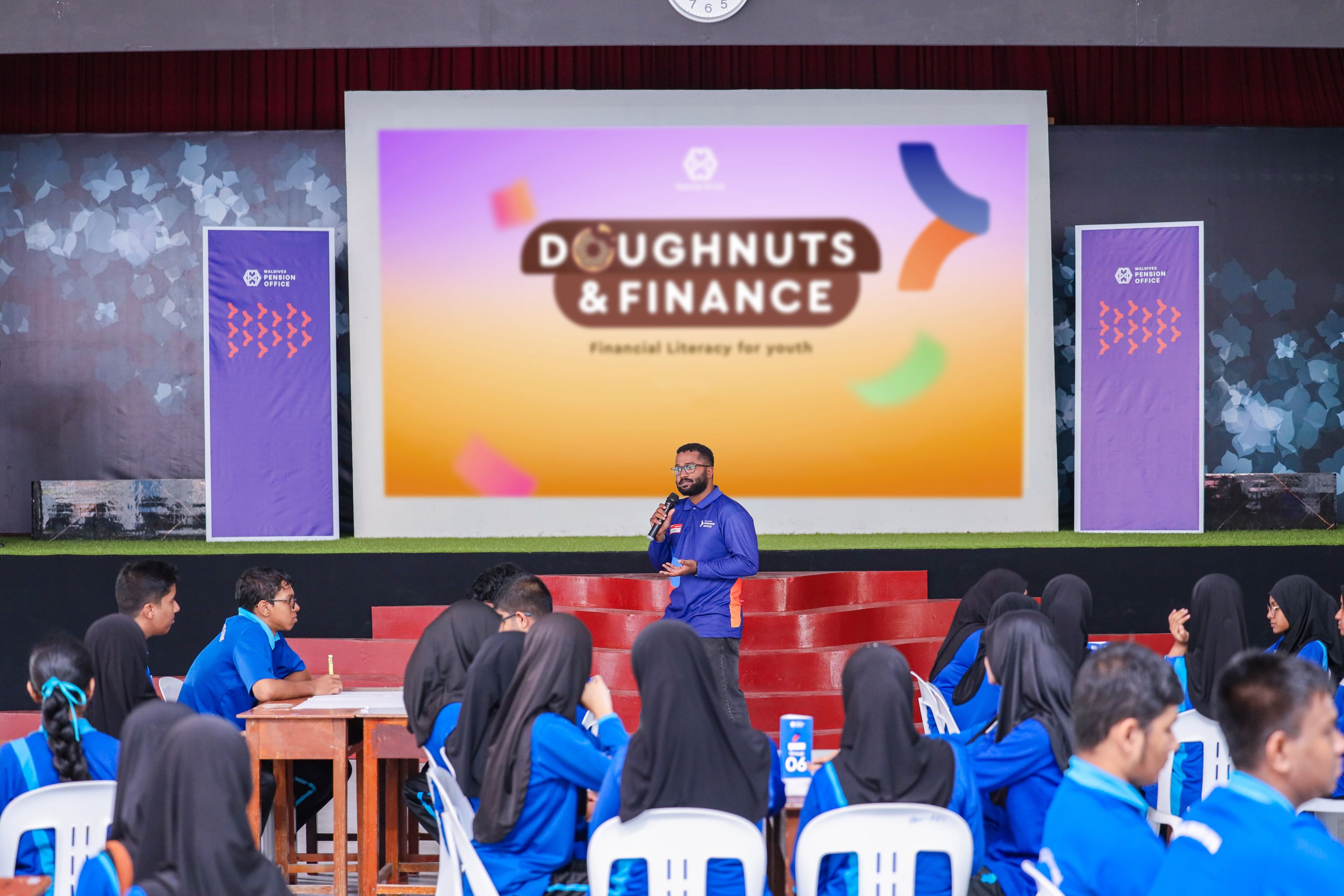Image: "ޑޯނަޓްސް އެންޑް ފައިނޭންސް" ގެ ސެޝަނެއް ފުވައްމުލަކު ސިޓީގައި ޕެންޝަން އޮފީހުން ބާއްވާއިފި
