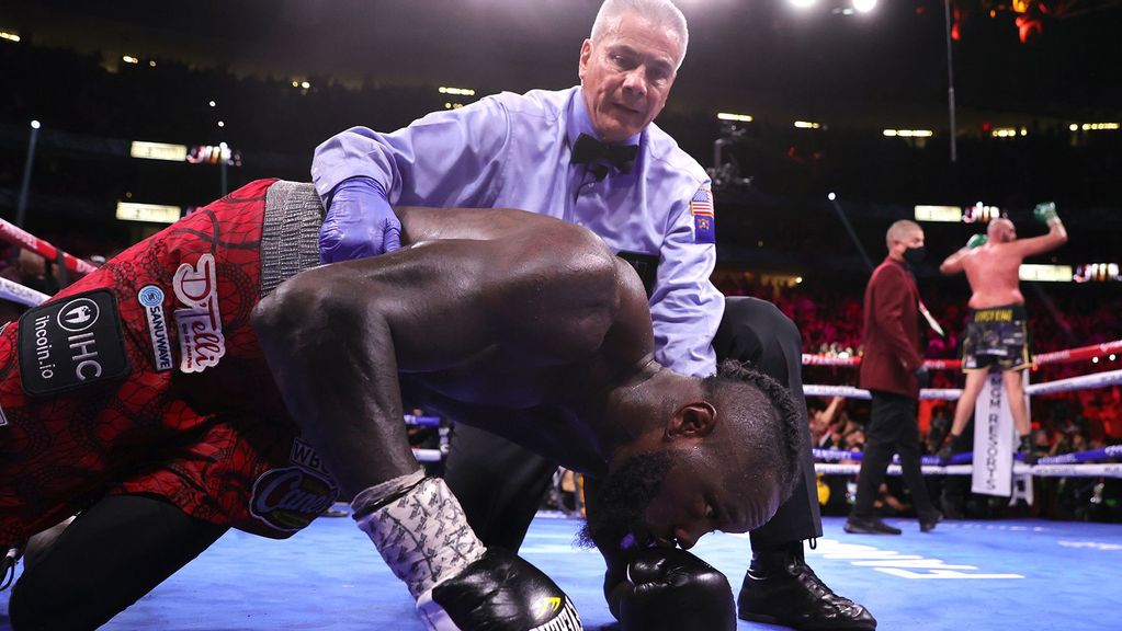 Referee giver Wilder the count after knockdown by Fury