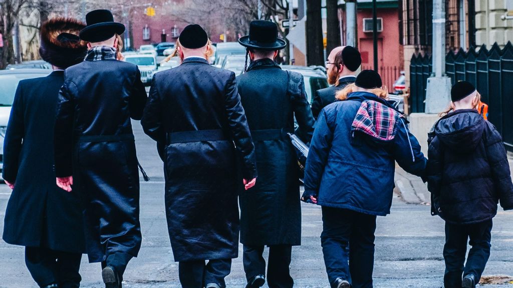 A group of Jewish males taking a walk on the streets of Williamsburg, New York (Unsplash/Zac Ong)