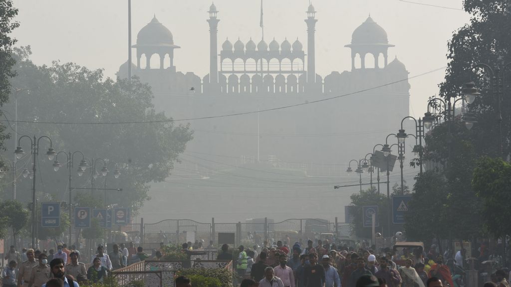 A thick layer of smog engulfs the Red Fort during the early hours on November 7, 2022 in New Delhi, India. The Air Quality Index in Delhi stood at 326 on Monday morning. The city woke up to lingering smog covering its sky with the AQI under the very poor category. PHOTO BY SANCHIT KHANNA/HINDUSTAN TIMES VIA GETTY IMAGES