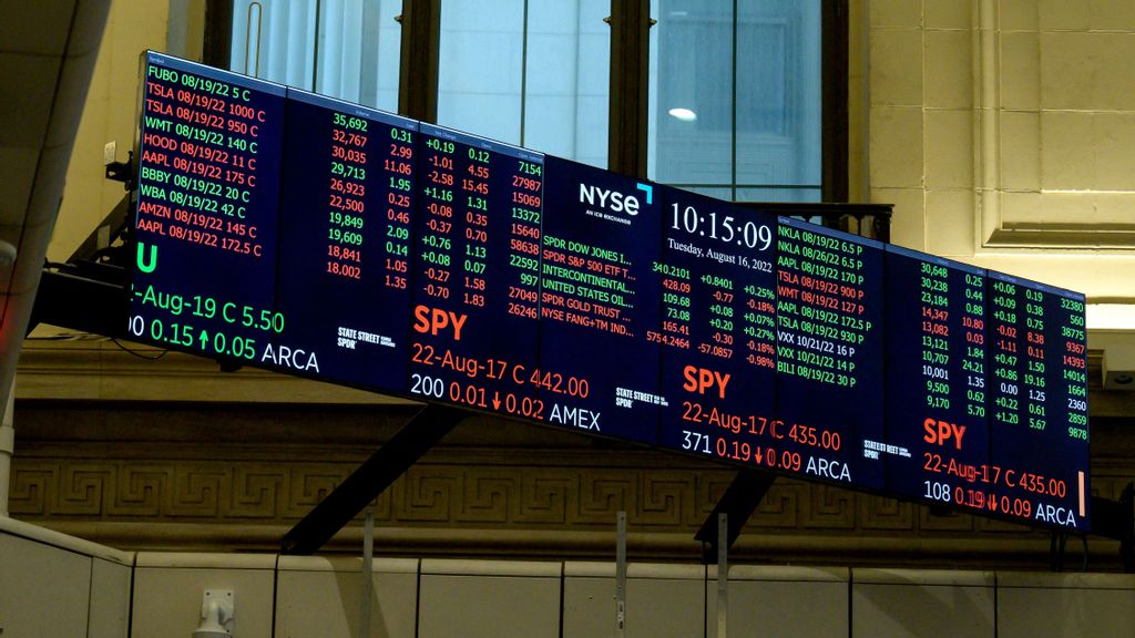 Monitors are displayed during the opening bell at the New York Stock Exchange (NYSE) on Wall Street in New York City on August 16, 2022. - Wall Street stocks were mostly lower early Tuesday following lackluster housing data and as Walmart results highlighted how inflation is altering consumer behavior. Walmart reported better-than-expected results for its Q3 earnings in the event of high inflation. ANGELA WEISS/BENZINGA