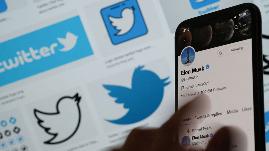 This illustration photo taken on July 8, 2022, shows Elon Musk's Twitter page displayed on the screen of a smartphone with Twitter logos in the background in Los Angeles. - Elon Musk pulled the plug on his deal to buy Twitter on July 8, 2022, accusing the company of misleading statements about the number of fake accounts, a regulatory filing showed. Musk made the Twitter files public that includes 'the secret blacklist'. CHRIS DELMAS/BENZINGA