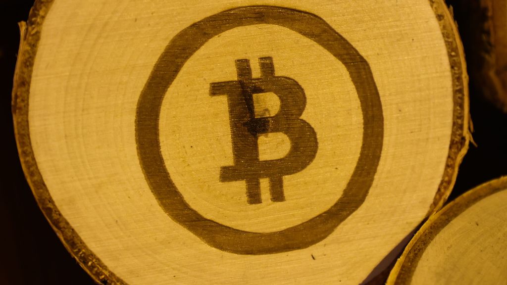 Bitcoin sign is seen on a wooden plate for sale on a stand at the Christmas market on the Main Square in Gliwice, Poland on December 3, 2022. Maple Financial severed ties with Orthogonal Trading after allegations of hiding FTX irrelevance. NURPHOTO/BENZINGA