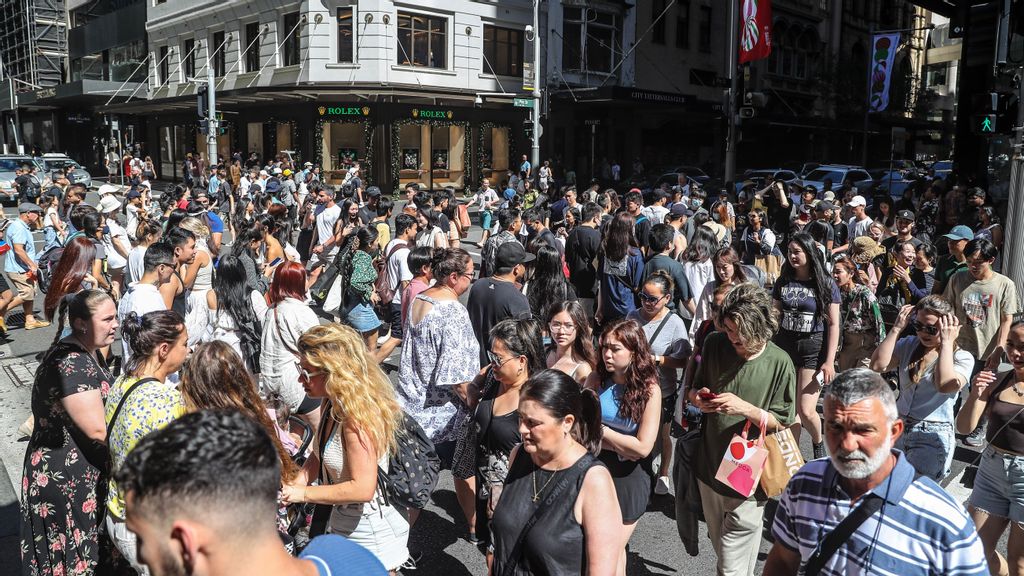 Shoppers flock to Pitt Street Mall during Boxing Day sales on December 26, 2022, in Sydney, Australia. Retailers offer massive discounts and enticing deals on the Boxing Day public holiday in Australia, attracting many shoppers who are keen to take advantage of bargains once Christmas is over. Uncertainies come in 2023 with the rise in inflation and looming of a recession. RONI BINTANG/BENZINGA