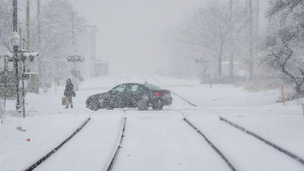 Metro Detroiters face deteriorating road conditions as up to 8 inches of snowfall descends upon the region, in Royal Oak, Michigan, United States on January 25, 2023. PHOTO BY ADAM J. DEWEY/GETTY IMAGES