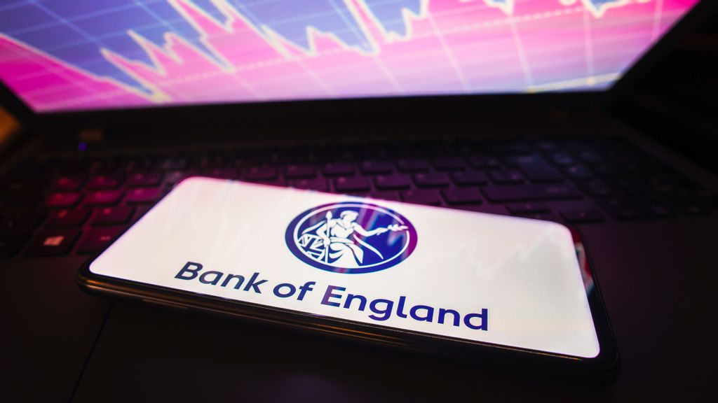 In this photo illustration the Bank of England logo seen displayed on a smartphone screen, with graphic representation of the stock market in the background. The interest rate was hiked to 4.25% according to the Bank of England. RAFAEL HENRIQUE/BENZINGA