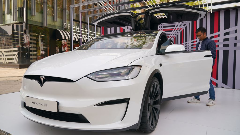 Tesla Q1 Deliveries Edge Past Estimates As Company’s Price Cuts Boost