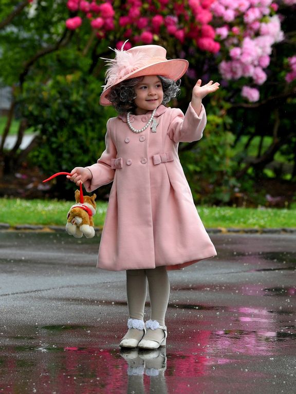 Teenie queenie – an adorable 3-year-old girl dressing as a ‘mini-queen’ visits care homes